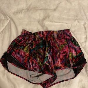 Lululemon Hotty Hot Hyper Flow Pink Multi/Black Low-Rise lined short 2.5”